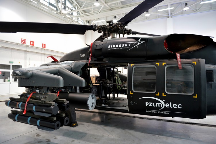 Pod koniec października MON poinformowało, że w ramach pilnej potrzeby operacyjnej zamierza za miliard złotych kupić śmigłowce dla wojska, a do rozmów z Inspektoratem Uzbrojenia zaproszono trzy podmioty, które uczestniczyły w ostatnim przetargu.