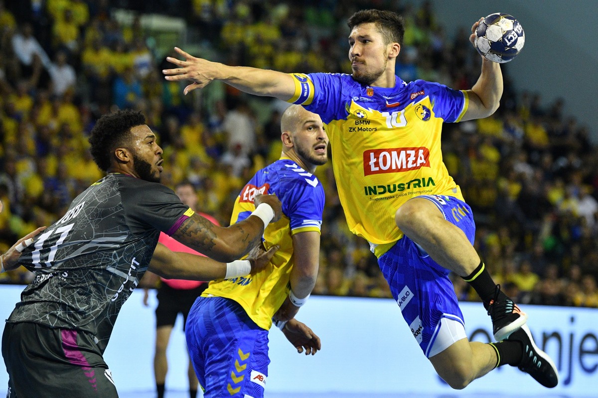 Zawodnicy Łomży Industrii Kielce Alex Dujszebajew (P) i Arciom Karalek (C) oraz Jeremy Toto (L) z HBC Nantes podczas meczu 1. kolejki Ligii Mistrzów piłkarzy ręcznych