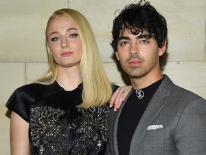 Egy nagyon ritka hálószoba fotót osztott meg Joe Jonas kedveséről