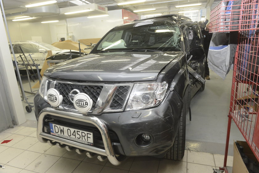 Rozbity nissan pathfinder wrocławskiego magistratu