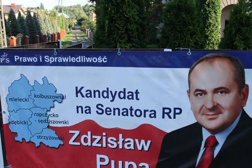 Plakat wyborczy Zdzisława Pupy przy jednej z ulic w Ropczycach 