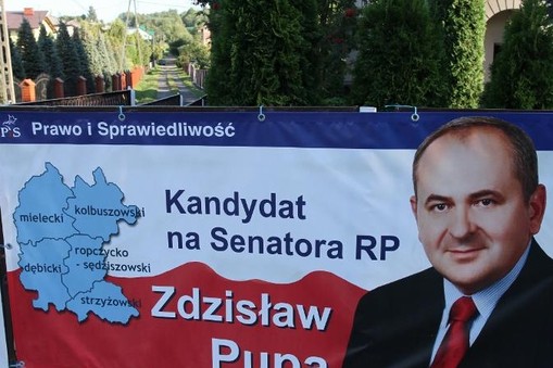 Plakat wyborczy Zdzisława Pupy przy jednej z ulic w Ropczycach 