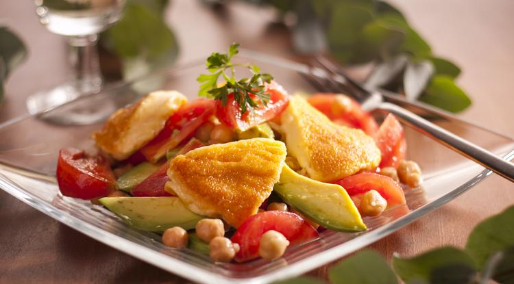 Mit főzzek ma? Íme egy remek Sült gomolya csicseriborsó-salátával recept. / Fotó: Ringier