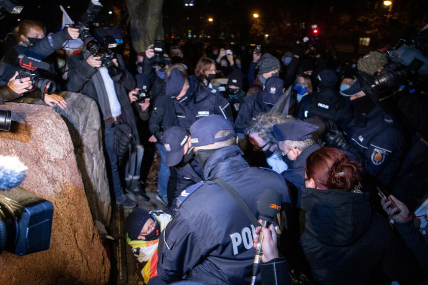 Trwa protest kobiet w Warszawie. Zablokują Sejm? Olbrzymie siły policji