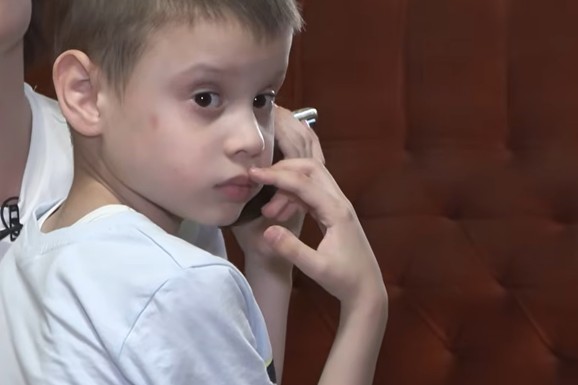 MALI OGNJEN (7) JE SA SAMO DVE GODINE PRESTAO DA GOVORI Roditelji iz Glogonja u lavovskoj borbi za sina: "On je naš mali vojnik, a sada nam treba 45.000 evra za terapiju koja će mu vratiti glas"