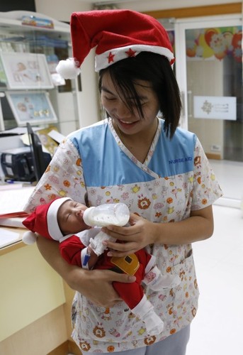 Tajskie noworodki w świątecznych przebraniach