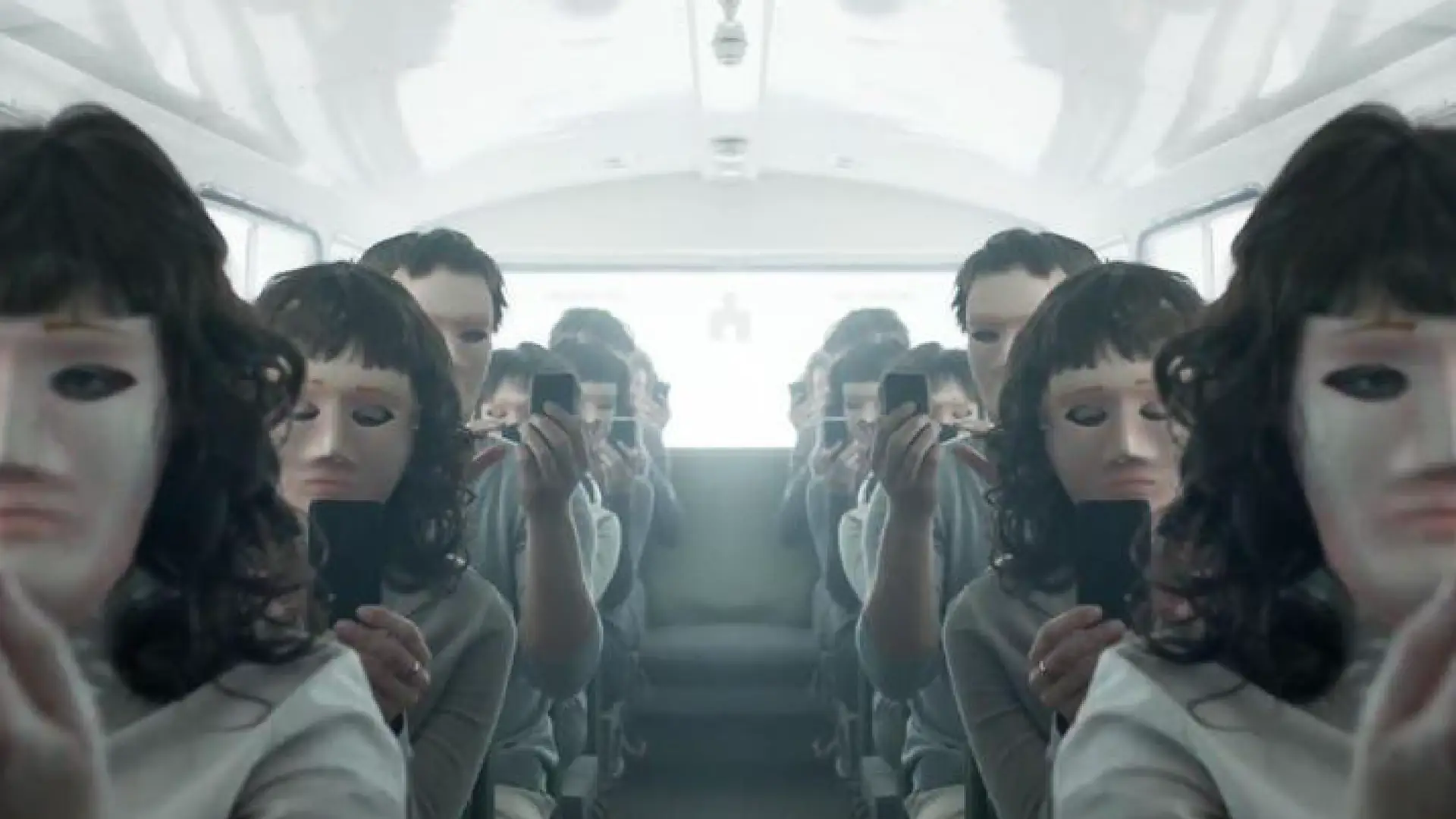 Wizja twórcy serialu "Black Mirror" znów się sprawdza. Co Brooker przewiduje po pandemii?