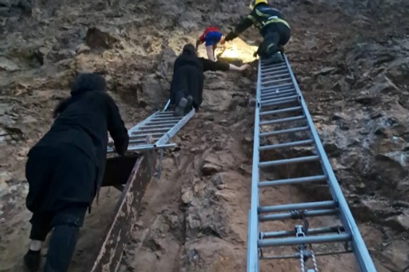 (FOTO) NAJNOVIJI DETALJI DRAME KOD MANASTIRA U OVČAR BANJI Dečak glumio Spajdermena, pa se popeo na liticu: Monasi krenuli da ga spasu pa se i sami zaglavili