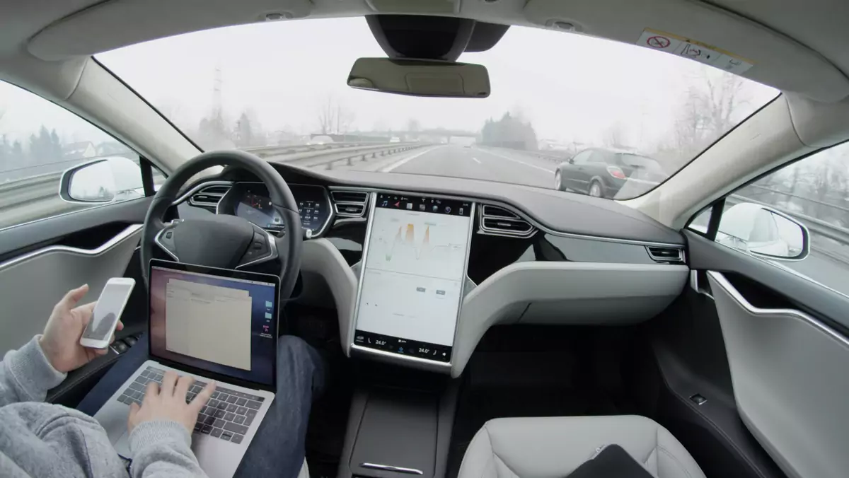 Tesla w trybie jazdy autonomicznej
