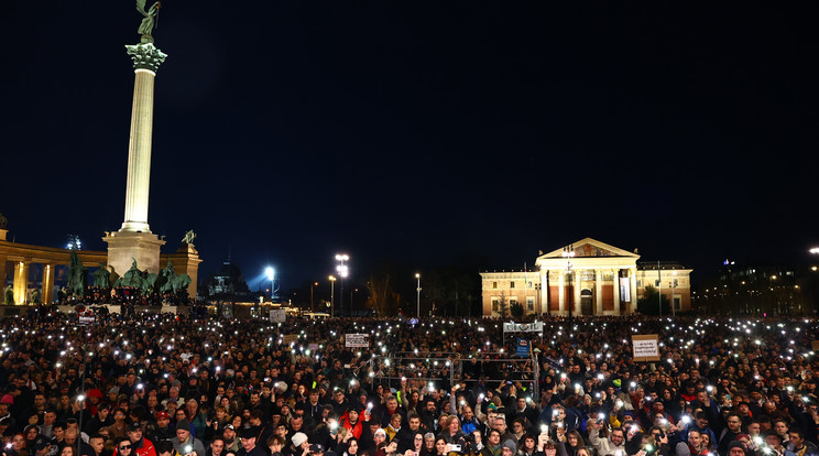 A Hősök terén tízezrek tüntetnek a gyerekekért és a zaklatás áldozataiért/Fotó: Zsolnai Péter