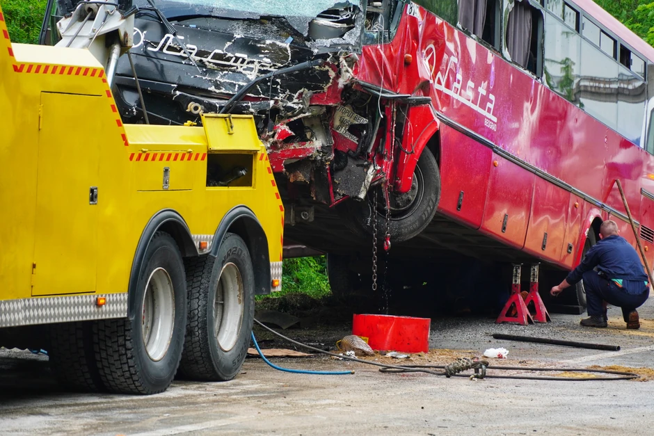 Prednji deo vozila potpuno smrskan nakon saobraćajke