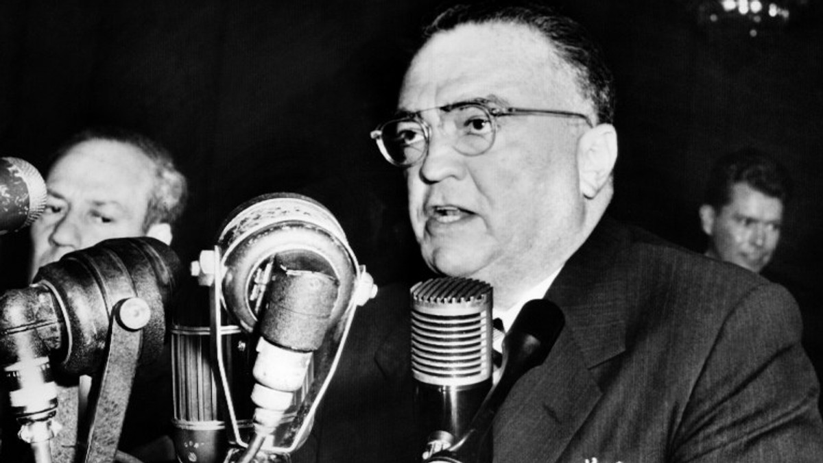 Dopadł osławionych wrogów publicznych. Jego nazwisko było na ustach całej Ameryki. Musiał odejść, bo jego szef J. Edgar Hoover tolerował w FBI tylko jedną gwiazdę — siebie samego.