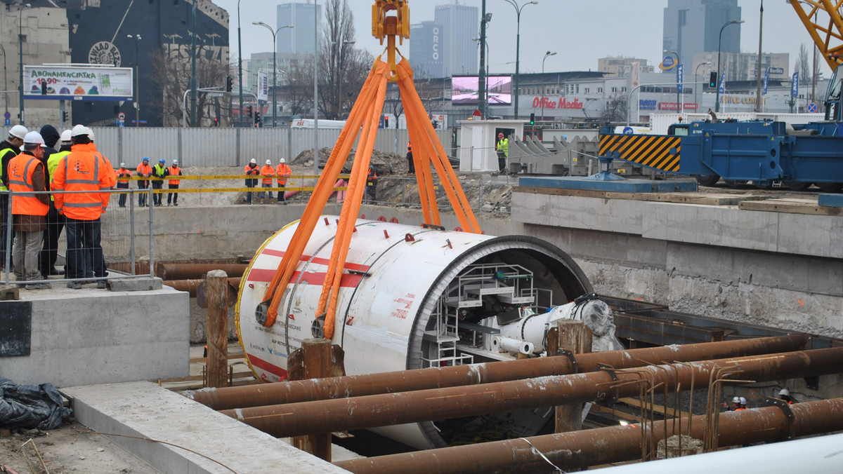 Wielka tarcza TBM, która ma drążyć tunel II linii metra, jest już pod ziemią. W środę przed południem stalowy "kret" został umieszczony w szybie startowym na rondzie Daszyńskiego.