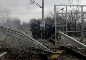 grčka izbeglice policija 02_REUTERS_foto REUTERS