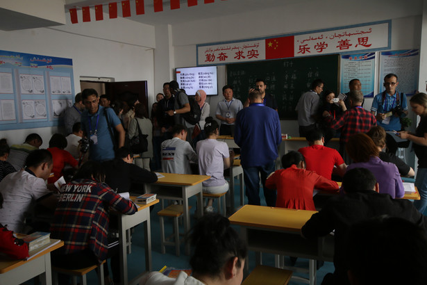 Aksu, Chiny 24 kwietnia 2019 r. Ujgurzy w obozie reedukacyjnym uczą się chińskiego