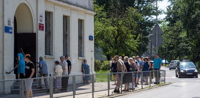 Zasłabnięcia w lokalach i pod lokalami wyborczymi. Reanimowano 80-latka