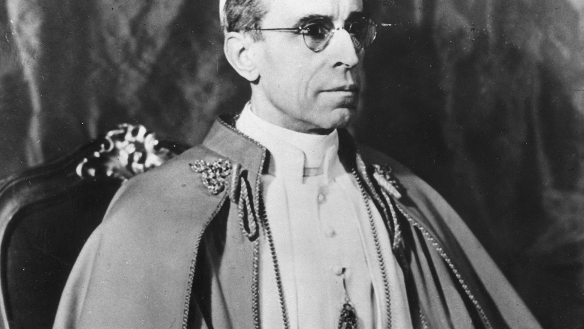 Papież Pius XII, przez lata oskarżany o uległość wobec nazizmu i nazywany nawet "papieżem Hitlera", w rzeczywistości pomagał ratować i ukrywać Żydów podczas II wojny światowej - dowodzi brytyjski autor w swej najnowszej książce.