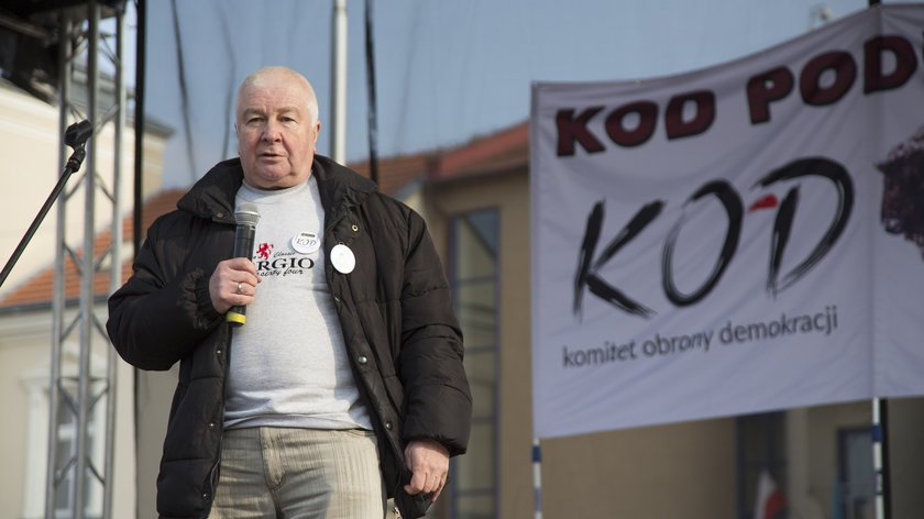 Krzysztof Łoziński na manifestacji KOD w Łomży