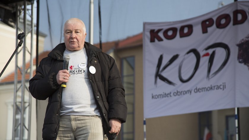 Krzysztof Łoziński na manifestacji KOD w Łomży