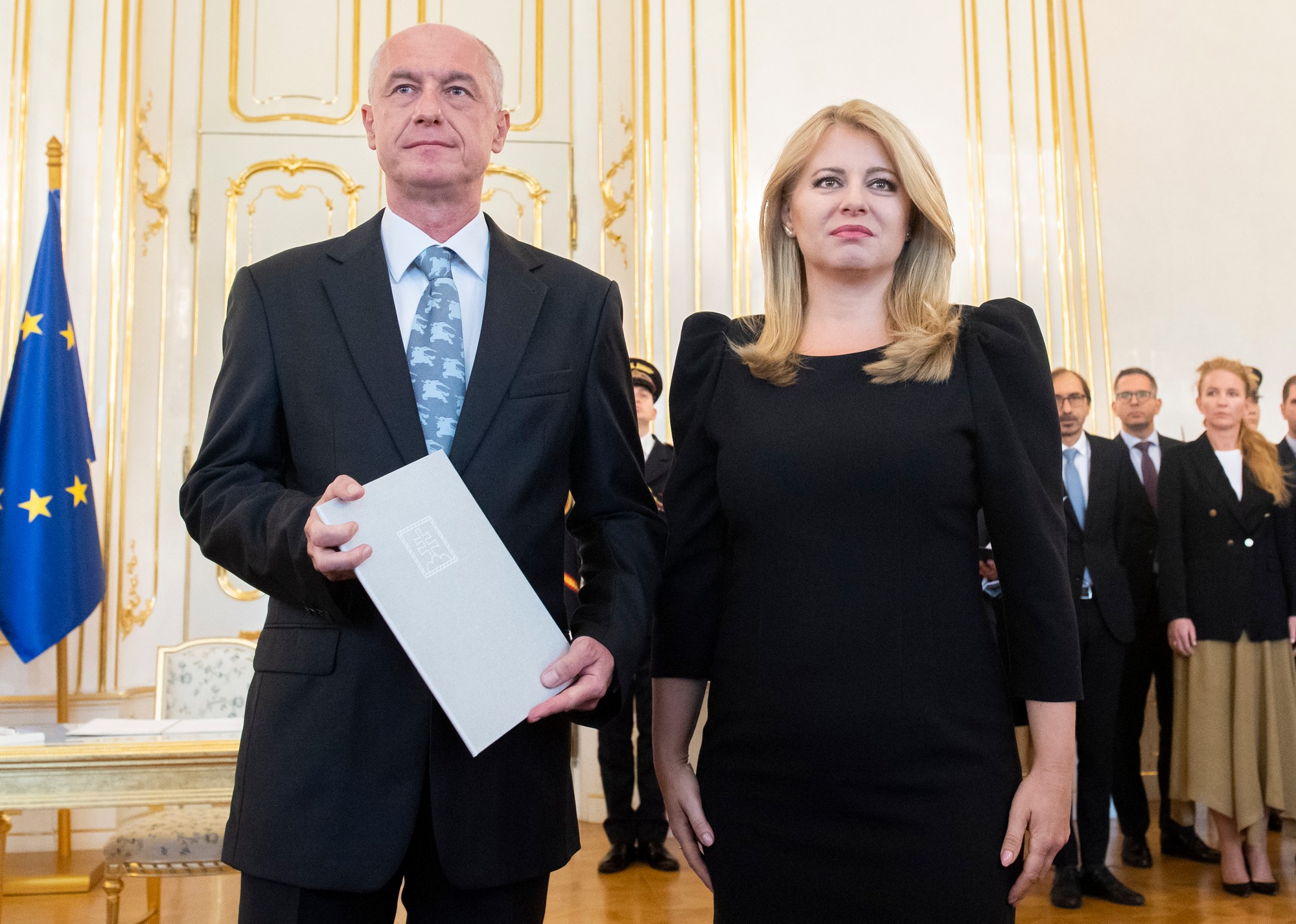 Prezidenta SR Zuzana Čaputová (vpravo) a nový minister hospodárstva Karel Hirman (vľavo).