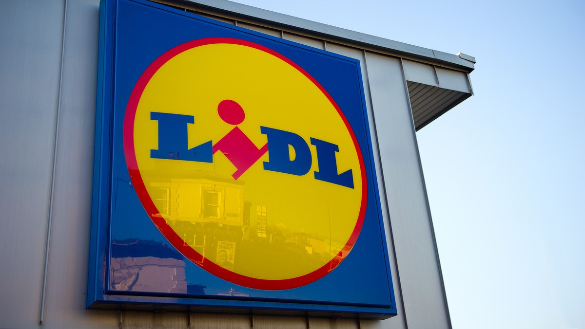 Sieć supermarketów Lidl postanowiła ułatwić życie świeżo upieczonym rodzicom, rozdając wyprawki. Wraz z The Baby Box Co firma przygotowała ochraniacze na materace, pieluchy i nawilżane chusteczki - czytamy na stronie Londynek.net.