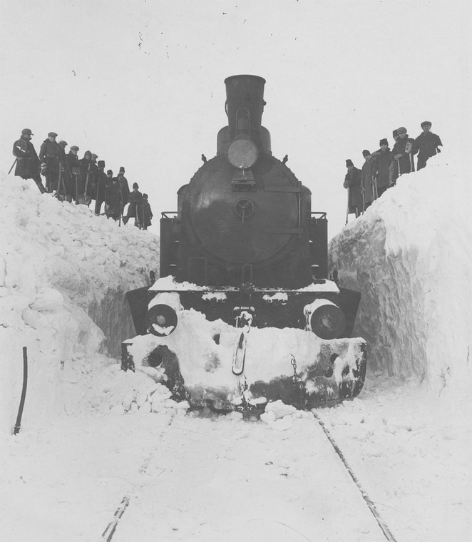 Kolejarze wykopują tunel w śniegu, by odsłonić tory na trasie Tarnopol - Łanowce. Widoczny parowóz Tkp 101.