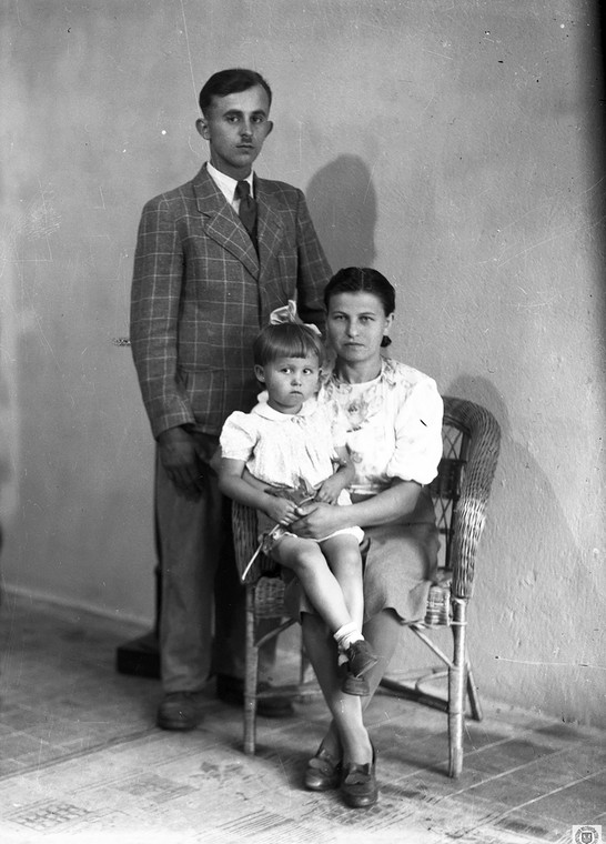 Rodzice autora oraz siostra Jadzia w 1946 lub 1947 r. w Kątach Wrocławskich (siostra urodziła się w 1943 r. na Wołyniu)
