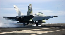 F-18 znów w wodzie! Trzeci myśliwiec USA stracony nad Morzem Czerwonym w krótkim czasie!