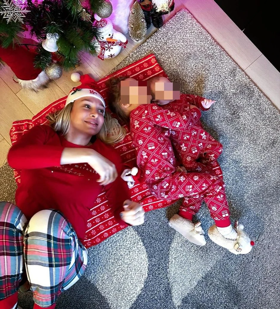 Luna Đogani sa ćerkicama