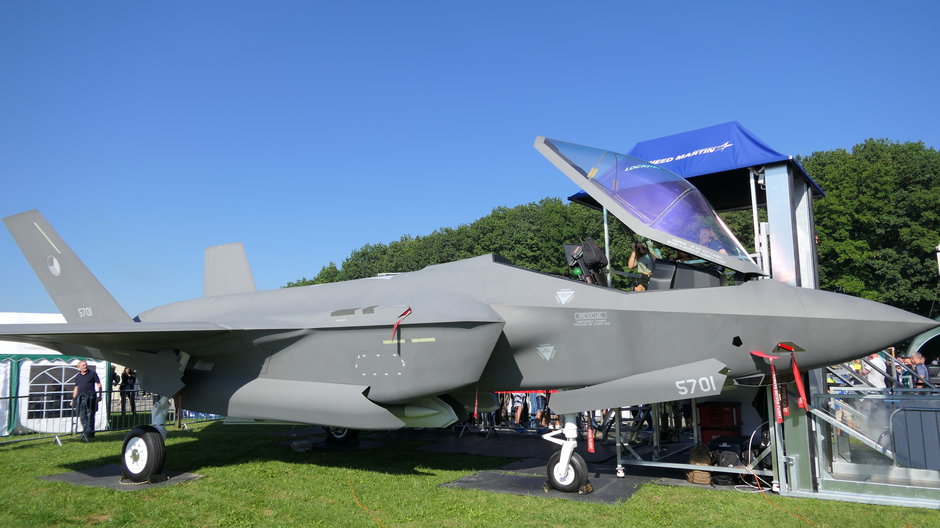 Prezentowana w Czechach makieta samolotu bojowego F-35 Lightning II z czeskimi oznaczeniami przynależności państwowej.