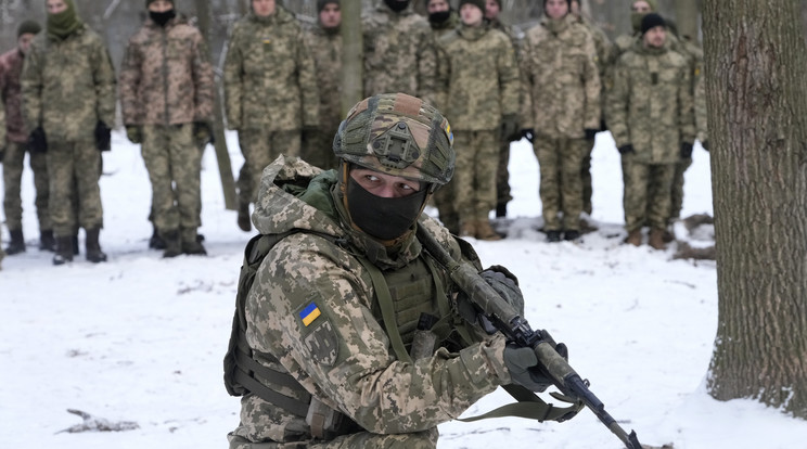 Az ukrán fegyveres erők önkéntes területvédelmi egységének tagjai gyakorlatoznak egy kijevi parkban. Az elmúlt hetekben civilek tucatjai csatlakoztak az ukrán hadsereg tartalékosaihoz egy esetleges orosz inváziótól tartva. / Fotó: MTI/AP/Efrem Lukackij