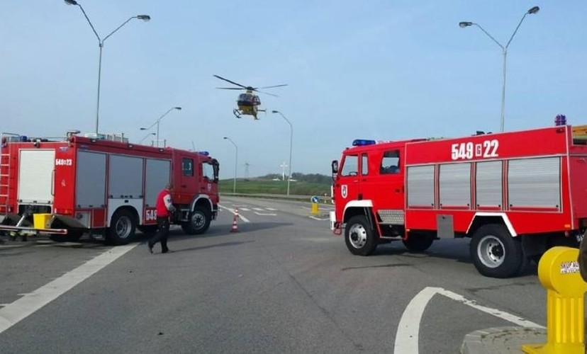 WYPADEK W PELPLINIE. OSOBOWY ZDERZYŁ SIĘ Z BUSEM
