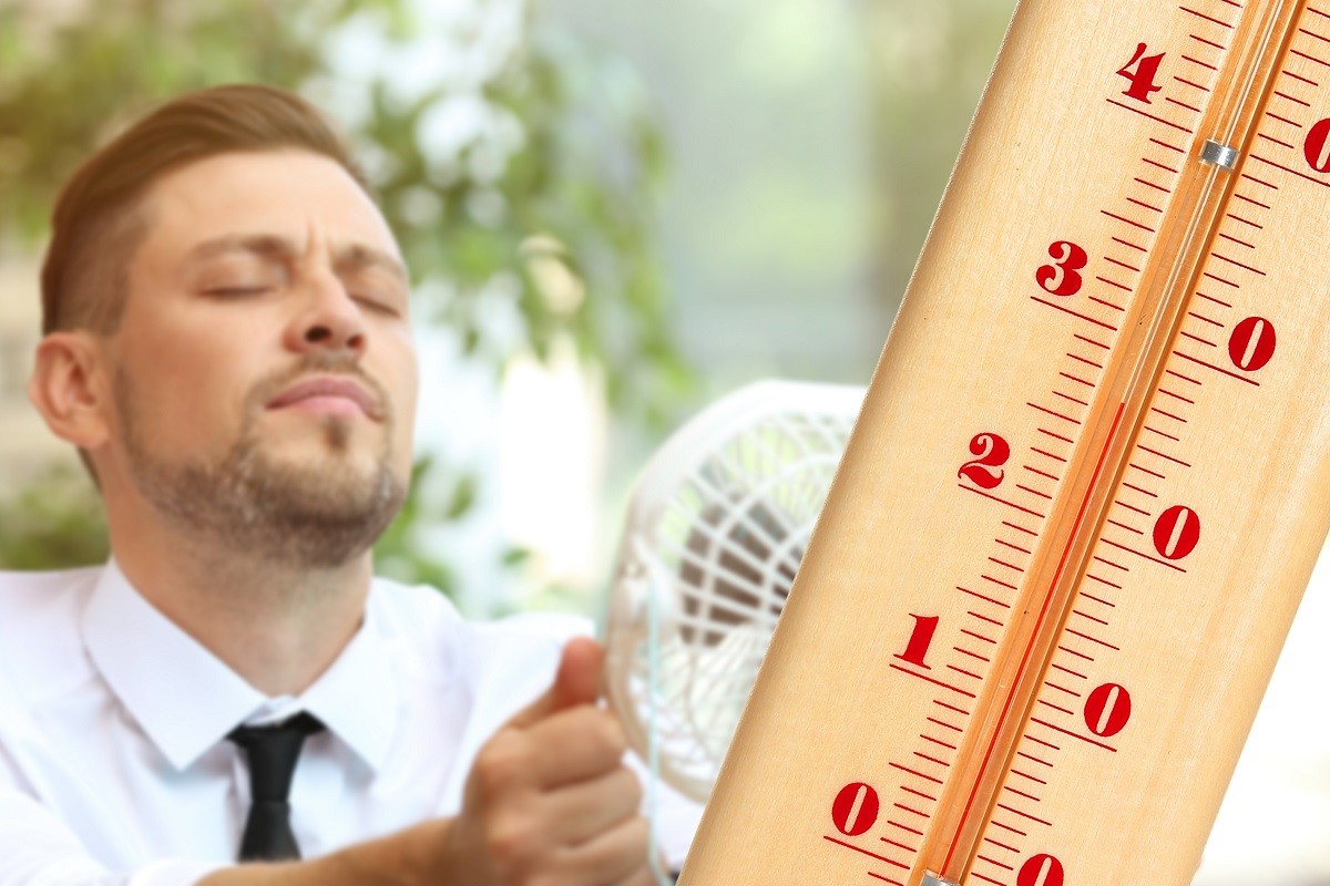 upał praca w upały lato biuro w biurze temperatura termometr wiatrak wentylator klimatyzacja gorąco