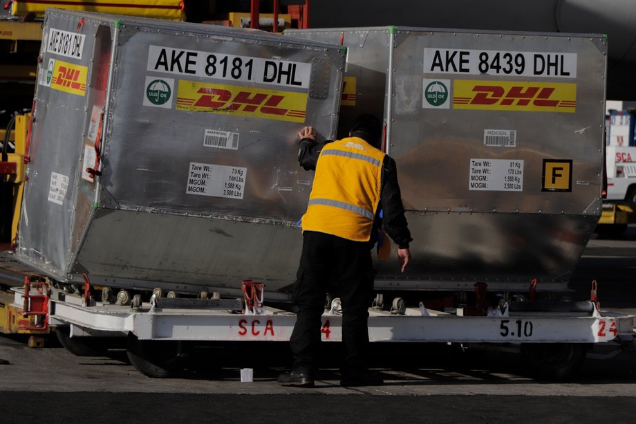 Tak wyglądają pojemniki ze szczepionkami w czasie transportu, tu dokonywanego przez firmę DHL. Na zdjęciu widać rozładunek pojemników w Meksyku, a szczepionki przyleciały tam aż z Belgii.