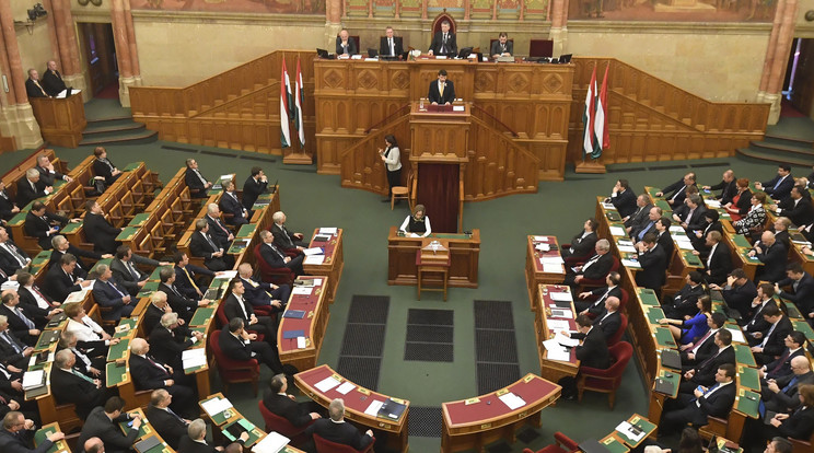 A parlamentbe készülnek  /Fotó: MTI - Koszticsák Szilárd