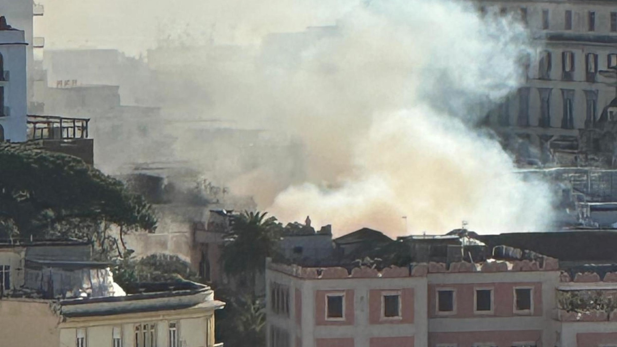 Vyhorelo divadlo Sannazaro v Neapole.