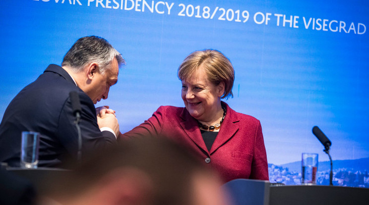A visegrádi országok és Németország csúcstalálkozóján még kézcsókkal köszöntötte Angela Merkelt Orbán Viktor / Fotó: MTI-Miniszterelnöki Sajtóiroda-Szecsődi Balázs