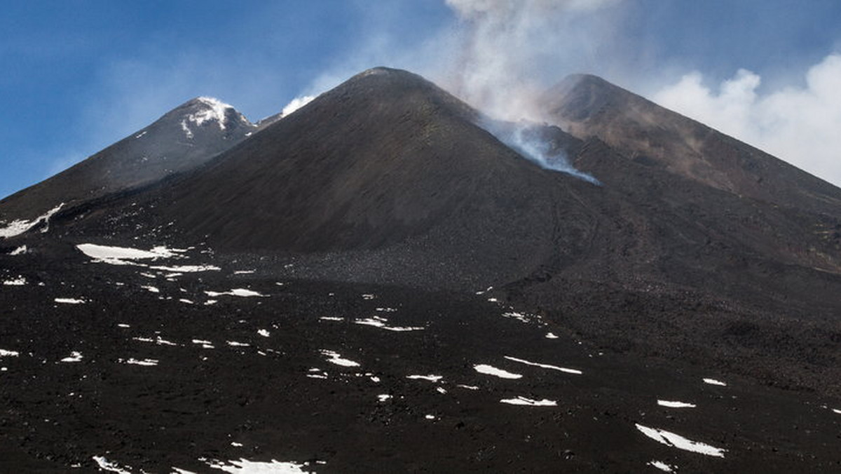 Niecodzienne zjawisko zaobserwowano nad słynnym wulkanem Etna. 14 czerwca, tuż nad sycylijskim stratowulkanem pojawiły się chmury soczewkowate, które wyglądem przypominają UFO.