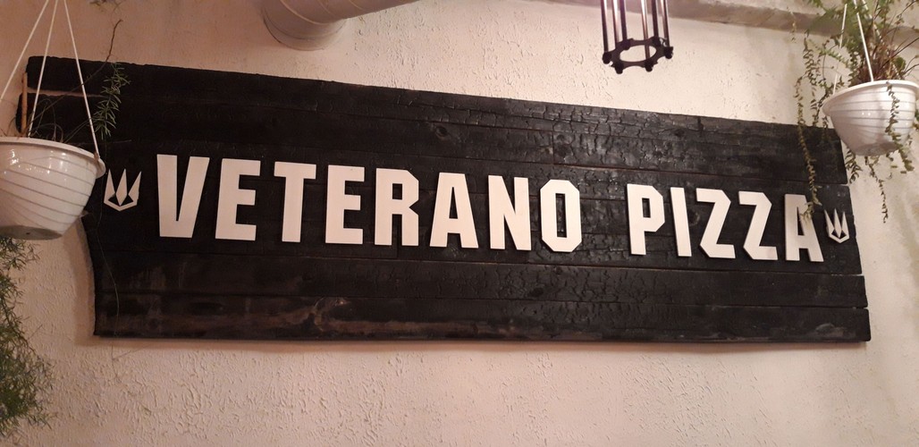 Veterano Pizza w Dnieprze w nowej siedzibie, poprzednią została podpalona, co pokazuje zachowana tablica
