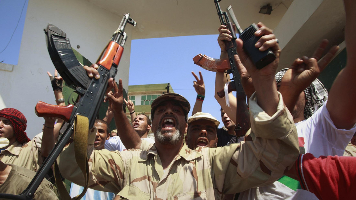 Siły lojalne wobec dyktatora libijskiego Muammara Kaddafiego zbombardowały lotnisko w Trypolisie, uszkadzając samolot - podała z telewizja Al-Arabija.