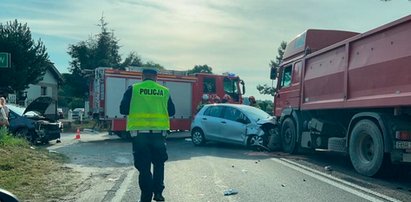 Wypadek na drodze krajowej nr 72 w powiecie brzezińskim. Zderzyły się dwa auta i ciężarówka. Są utrudnienia