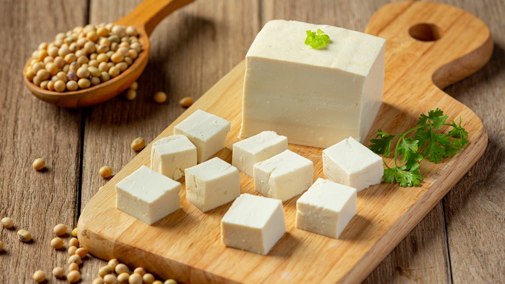 Čerstvý indický syr paneer pripravený na opekanie do šalátu. Opekaním získa krásnu zlatistú farbu.