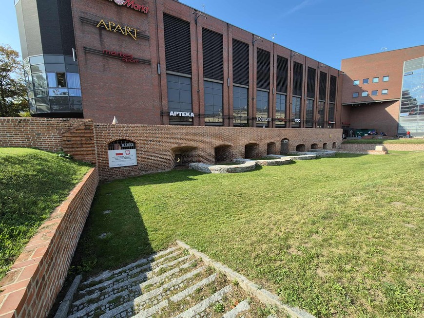 Historyczny obiekt można oglądać po północnej stronie Galerii Dominikańskiej