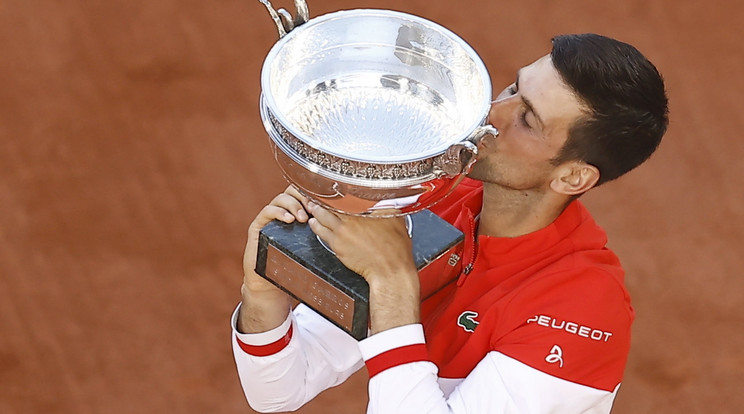 A világelső szerb Novak Djokovic ünnepel a bajnoki trófeával, miután 6:7, 2:6, 6:3, 6:2, 6:4 - re nyert a görög Sztefanosz Cicipasz ellen a francia nemzetközi teniszbajnokság férfi egyesének döntőjében a párizsi Roland Garros Stadionban. / Fotó: MTI/EPA/Ian Langsdon