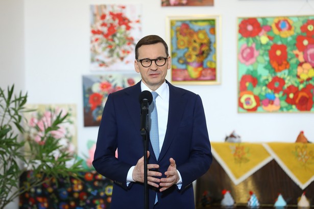 Mateusz Morawiecki w trakcie wizyty w Dziennym Domu "Senior plus" w Woli Karczewskiej