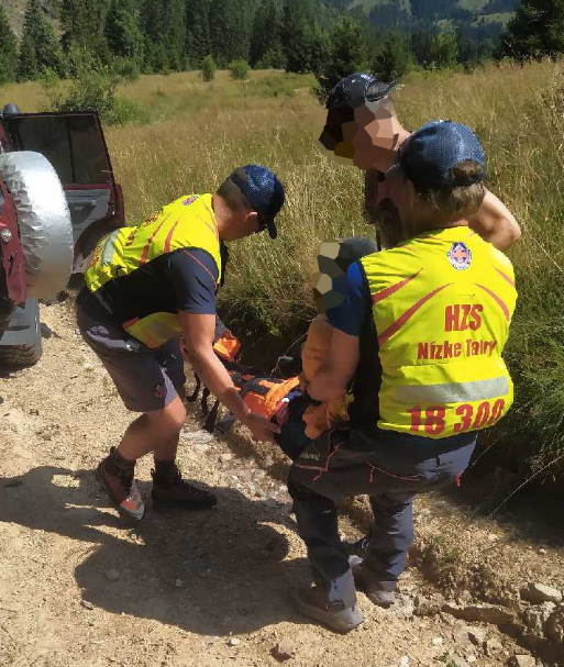 HZS pomáhala pod Rysmi 17-ročnému turistovi, poranil si dolnú končatinu.