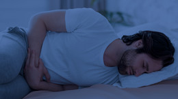 O czym świadczy ból żołądka w nocy? Nie ignoruj tego objawu