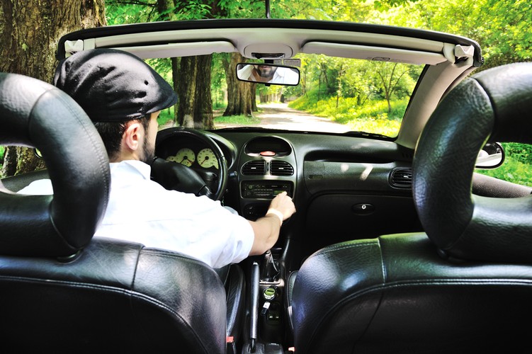 <strong> 8: Prawa ręka na samochodzie</strong><br /><br />

Jeśli następna stacja benzynowa jest oddalona o wiele kilometrów, a potrzeby natury fizjologicznej wzywają… Jest wyjście z sytuacji, o ile podróżujesz w Anglii. Kierowcy mają tam prawo do zatrzymywania się na poboczu, aby ulżyć swoim potrzebom. Jedyny warunek - należy udać się na tył samochodu i prawą ręką trzymać się auta.<br /><br />