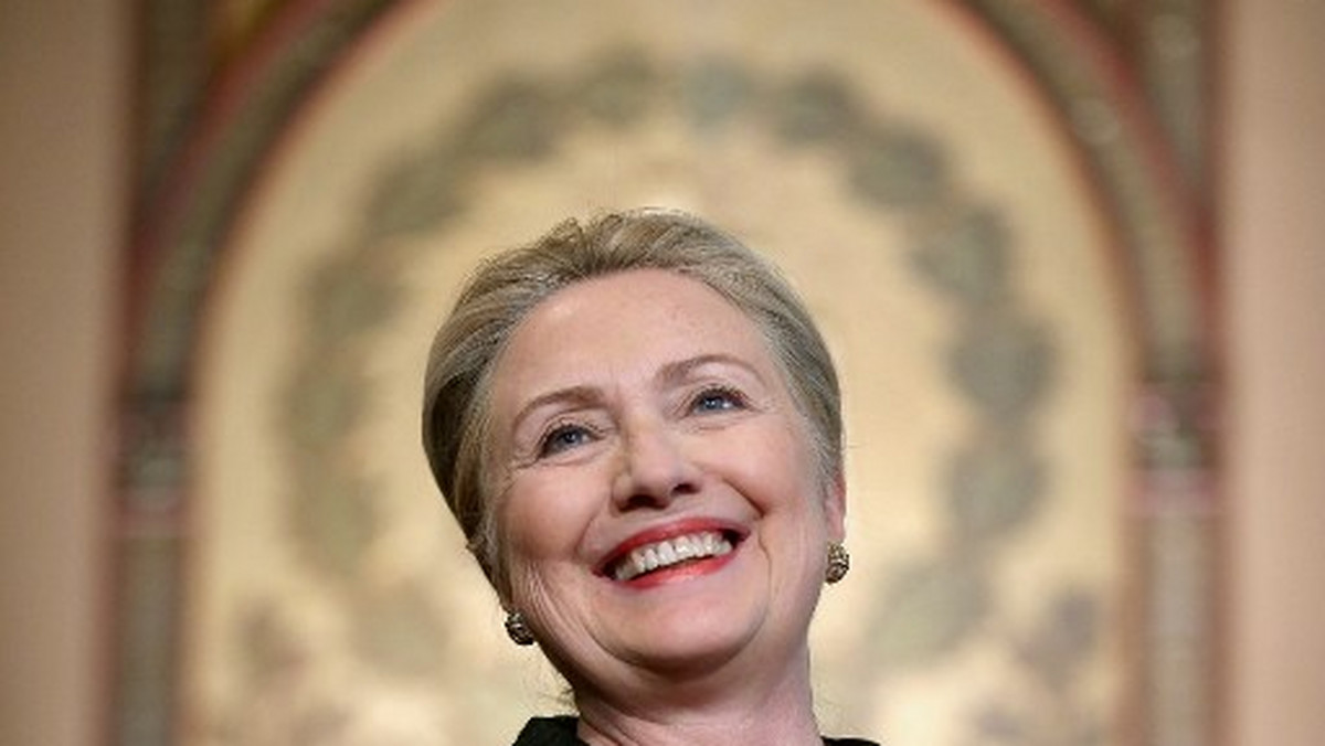 Po dwóch miesiącach nieobecności w życiu publicznym była sekretarz stanu USA Hillary Clinton wygłosiła w piątek już drugie w tym tygodniu przemówienie; zapowiedziała też, że w 2014 r. wyda książkę. Wciąż jednak odmawia potwierdzenia prezydenckich aspiracji.