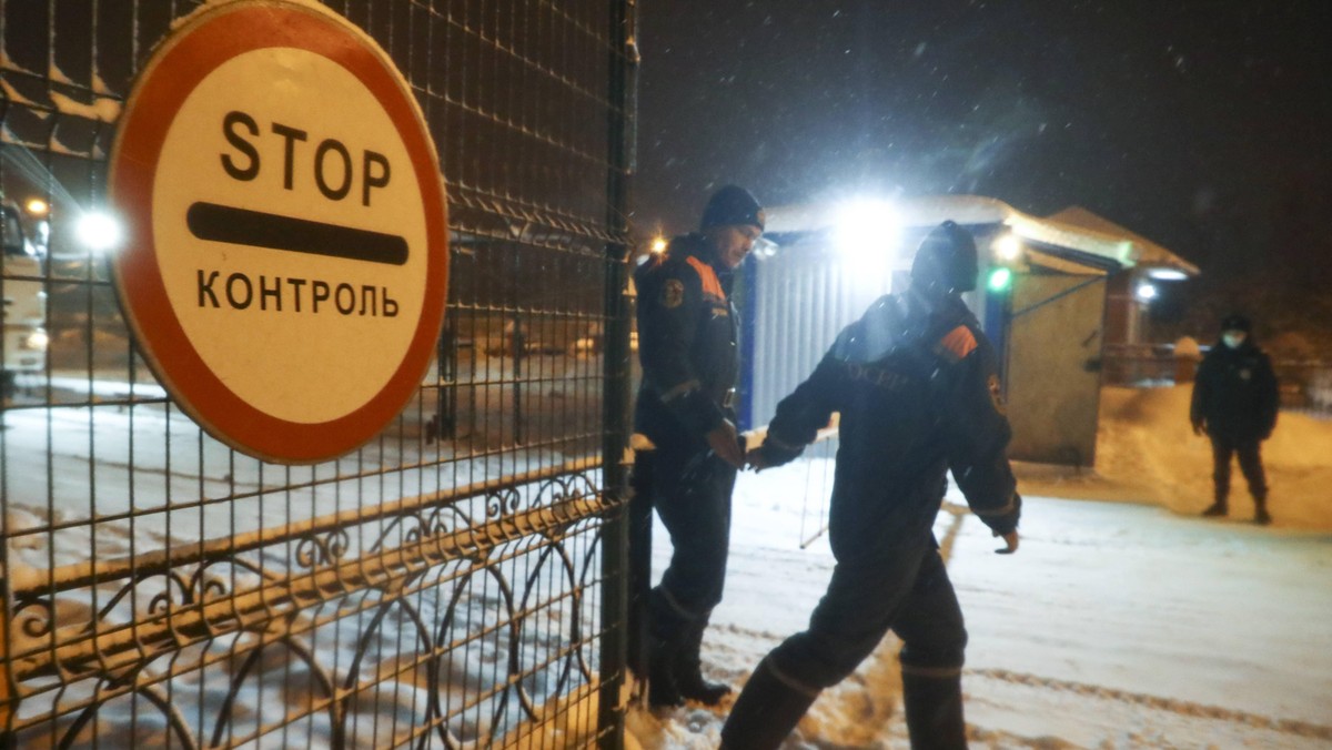 KEMEROVO REGION, RUSSIA – NOVEMBER 25, 2021: Emergency service workers at the Listvyazhnaya Mine in the Kuznetsk Coal Basin, Kemerovo Region, southwestern Siberia, where 11 people died and 35 more are missing. At least 40 people have been injured. The disaster was caused by coal dust catching fire in a vent, with the smoke spreading around the mine. There was no explosion and no damage was done to the coal mine. Founded in 2003 at the Inskaya Mine, the Listvyazhnaya Mine is a coal mining enterprise, which is part of the SDS-Ugol company. Maxim Kiselev/TASS Dostawca: PAP/ITAR-TASS.